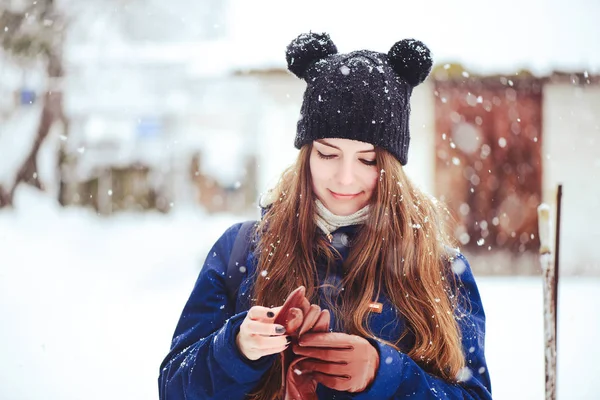Zimowe Portret młodej kobiety. Dziewczyna piękna Model radosny A śmieje się i jest szczęśliwy, że tło zima. Piękna młoda kobieta na zewnątrz. Cieszyć się pięknem przyrody, zima — Zdjęcie stockowe
