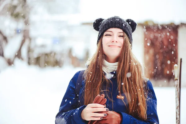 Retrato de invierno de una mujer joven. Belleza Modelo alegre Una chica se ríe y está feliz de tener un fondo de invierno. Hermosa joven al aire libre. Disfruta de la naturaleza, en invierno —  Fotos de Stock