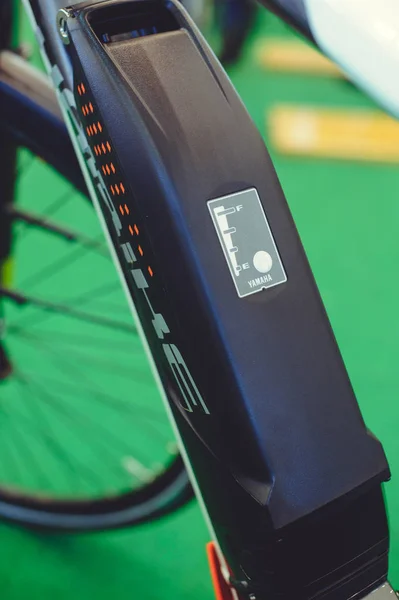 Batería eléctrica bicicleta moderna tecnología y protección del medio ambiente en las calles de la ciudad — Foto de Stock