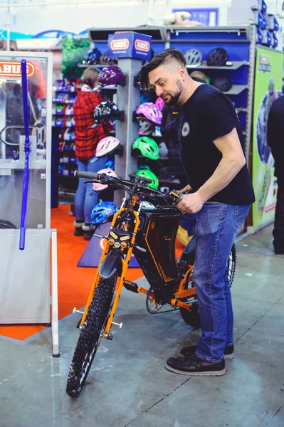 Человек смотрит электрический велосипед современные технологии и охрана окружающей среды на улицах города продажи — стоковое фото