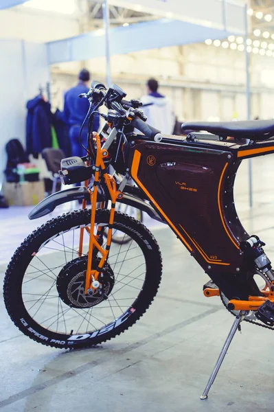 Bicicleta eléctrica moderna tecnología y protección del medio ambiente en las calles de la ciudad venta — Foto de Stock