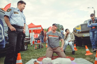 Polis Şehir merkezinde, bir ilk yardım eylem Kiev salak insanlar için ilk yardım eğitim
