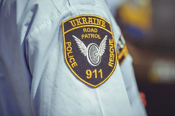 Patch policial nas camisas da camisa no âmbito do dia de segurança em Kiev — Fotografia de Stock