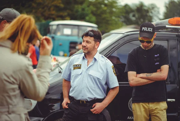 La policía entrena a las personas a la seguridad y primeros auxilios en el marco de la jornada de seguridad en Kiev — Foto de Stock