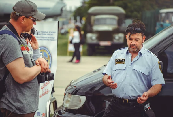 La policía entrena a las personas a la seguridad y primeros auxilios en el marco de la jornada de seguridad en Kiev — Foto de Stock