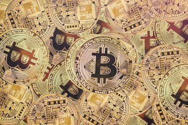 Altın bitcoyne. Dijital izleme, doğrulama ve Döviz Alım Satım. Kripto para birimi kavramı. Yatay üstten görünüm portre bitcoy yığın altın arka plan doku kavramlar paylaşımı