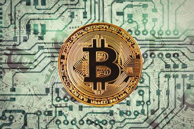 Altın bitcoyne. Kripto para birimi kavramı. arka plan doku baskılı devre kartı Satım kavramları yatay üstten görünüm portre bitcoat yığın altın paralar