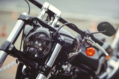 Park road, önden görünüm ve günbatımı üzerinde motosiklet, arka plan odağı seçin