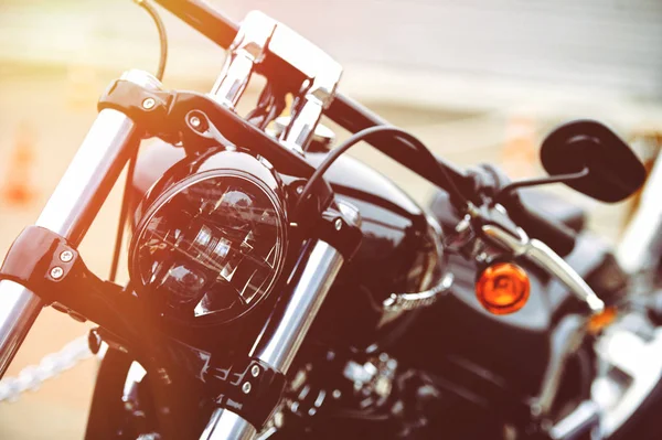 Aparcamiento de la motocicleta en la carretera, vista frontal y puesta de sol, seleccione el enfoque de fondo —  Fotos de Stock