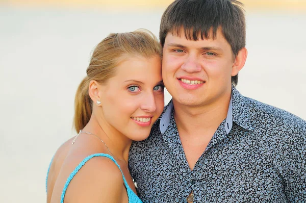Feliz casal amoroso em um dia ensolarado brilhante, loira de olhos azuis — Fotografia de Stock