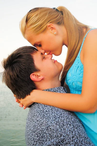 Happy αγάπη ζευγάρι σε μια φωτεινή ηλιόλουστη ημέρα, μπλε-eyed ξανθιά — Φωτογραφία Αρχείου