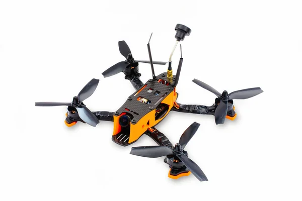 Isolierte Renndrohnen fpv Quadrocopter aus Ruß, flugbereit, stilvolles und modernes Hobby — Stockfoto