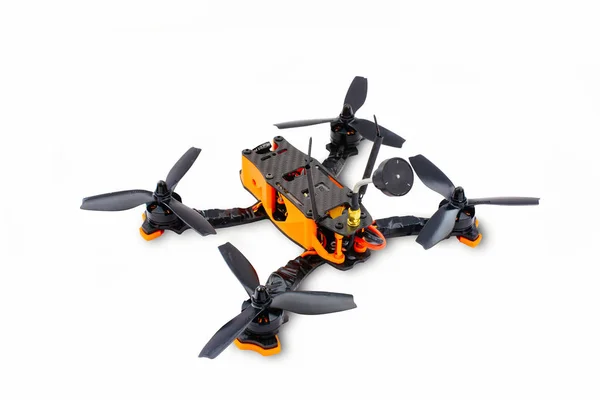 Drones isolados corrida FPV quadrocopter feito de preto de carbono, drone pronto para voo, hobby elegante e moderno — Fotografia de Stock