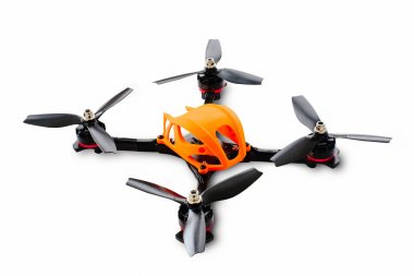 Yarış dron derleme başlangıcı. Karbon fiber ve 3d baskı, insansız bir hava aracı dayanıklı çerçeve beyaz bir arka plan üzerinde izole