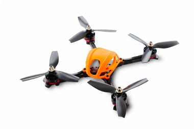 Yarış dron derleme başlangıcı. Karbon fiber ve 3d baskı, insansız bir hava aracı dayanıklı çerçeve beyaz bir arka plan üzerinde izole