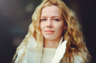 Açık moda fotoğraf güzel genç mavi gözlü kadın. Bahar güneşli renk. güzel sarışın kız güneşli renklerde. Bahar ve yaz kokusu ile parfüm. Parfüm ve güzellik