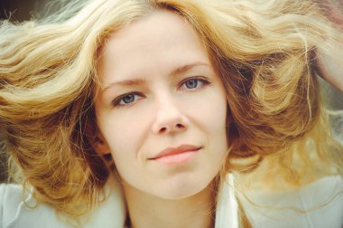 Açık moda fotoğraf güzel genç mavi gözlü kadın. Bahar güneşli renk. güzel sarışın kız güneşli renklerde. Bahar ve yaz kokusu ile parfüm. Parfüm ve güzellik