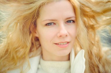 Açık moda fotoğraf güzel genç mavi gözlü kadın. Bahar güneşli renk. güzel sarışın kız güneşli renklerde. Bahar ve yaz kokusu ile parfüm. Parfüm ve güzellik