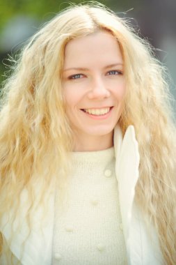 Açık moda fotoğraf güzel genç mavi gözlü kadın. Bahar güneşli renk. güzel sarışın kız güneşli renklerde. Bahar ve yaz kokusu ile parfüm. Parfüm ve güzellik