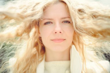 Açık moda fotoğraf güzel genç mavi gözlü kadın. Bahar güneşli renk. güzel sarışın kız güneşli renklerde. Bahar ve yaz kokusu ile parfüm. Parfüm ve güzellik