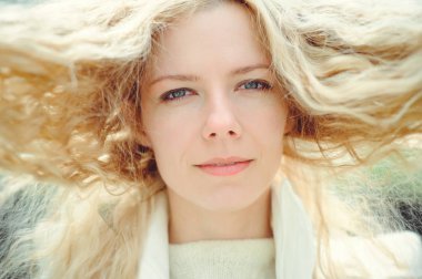 Açık moda fotoğraf güzel genç mavi gözlü kadın. Bahar güneşli renk. güzel sarışın kız güneşli renklerde. Bahar ve yaz kokusu ile parfüm. Parfüm ve güzellik