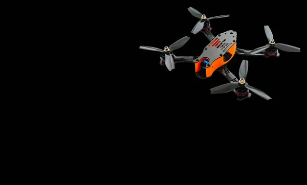 Drones racing Fpv quadrocopter gemaakt van roet, drone klaar voor vlucht, stijlvolle en moderne hobby. op een zwarte achtergrond banner of advertentie — Stockfoto