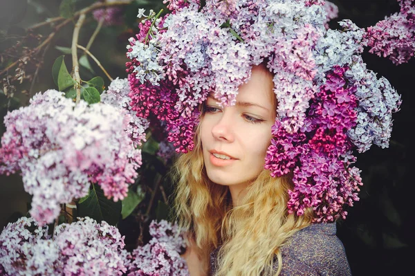 Outdoor-Modefoto einer schönen jungen blauäugigen Frau. Frühlingsfarbe. schöne blonde Mädchen in lila Blumen. Parfüm mit einem Duft von Blumen. Parfüms und Schönheit — Stockfoto
