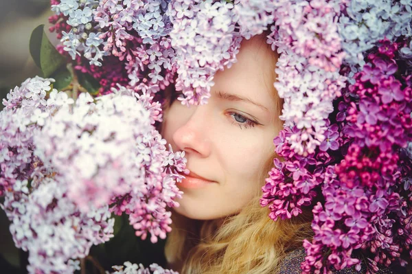 Açık moda fotoğraf güzel genç mavi gözlü kadın. Bahar renk. Eflatun çiçekler güzel sarışın kız. Çiçek kokusu ile parfüm. Parfüm ve güzellik — Stok fotoğraf