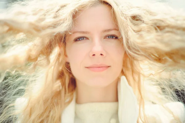 Açık moda fotoğraf güzel genç mavi gözlü kadın. Bahar güneşli renk. güzel sarışın kız güneşli renklerde. Bahar ve yaz kokusu ile parfüm. Parfüm ve güzellik