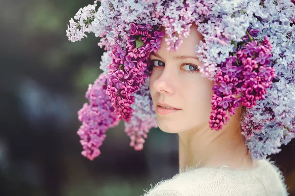 Utomhus mode foto av en vacker ung blåögd kvinna. Vårens färg. vacker blond flicka i lila blommor. Parfym med doft av blommor. Parfymer och skönhet — Stockfoto