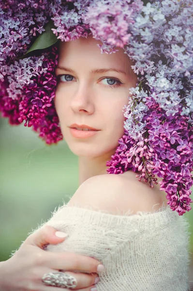 Foto de moda ao ar livre de uma bela jovem mulher de olhos azuis. Cor de primavera. linda menina loira em flores lilás. Perfume com um cheiro de flores. Perfumes e beleza — Fotografia de Stock