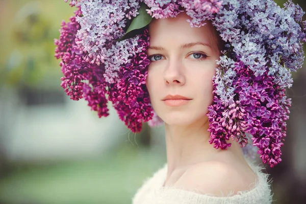 Photo de mode en plein air d'une belle jeune femme aux yeux bleus. Couleur printanière. belle fille blonde en fleurs lilas. Parfum avec un parfum de fleurs. Parfums et beauté — Photo