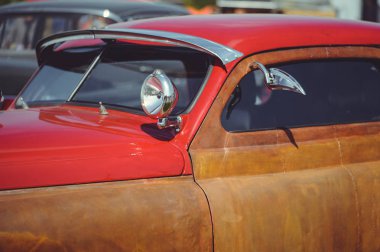 güzel klasik retro otomobil, şık ve lüks, kırmızı pas ile ekler