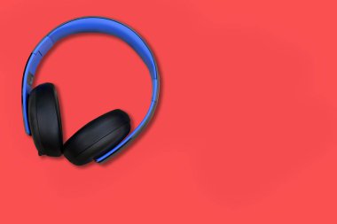 kulaklıklar üzerinde kırmızı bir arka plan, metin için yer yüzey