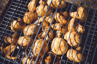 Kahverengi champignon poribello mantar ızgara veya Barbekü ve küçük su damlacıkları pişmiş. Mantar Portiballo turşusu ızgara hazırlanması. Kızarmış sebze ızgara portre üzerinde.