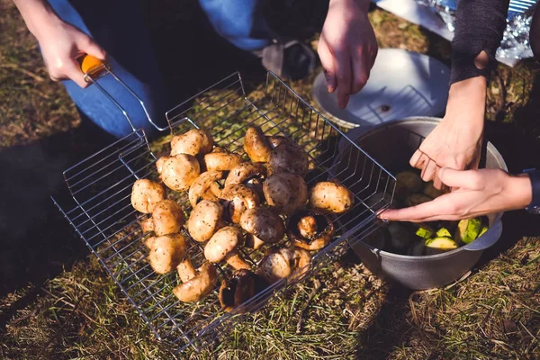 Paddestoelen van bruin champignon poribello worden bereid op de grill of barbecue en kleine druppels water. Voorbereiding van paddestoelen op de grill van Portiballo gebeitst. Gebakken groenten op een grill-closeup. — Stockfoto