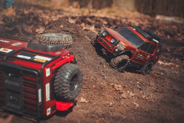 Modelo controlado por radio de un coche todoterreno, trofeo que cruza la situación de la carretera, aficiones y ocio — Foto de Stock