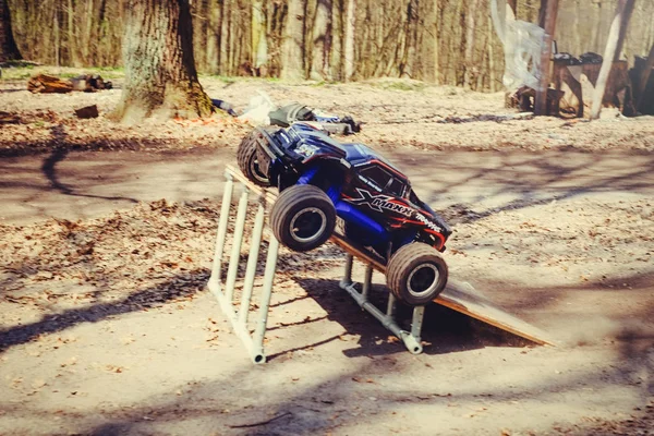 Coche golpeando en la pista de radio-controlado modelos volando con un trampolín en la naturaleza, pasatiempos y ocio — Foto de Stock