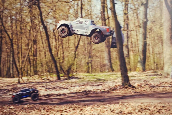 Voiture bashing sur la piste modèles radio-commandés volant avec un tremplin dans la nature, passe-temps et loisirs — Photo