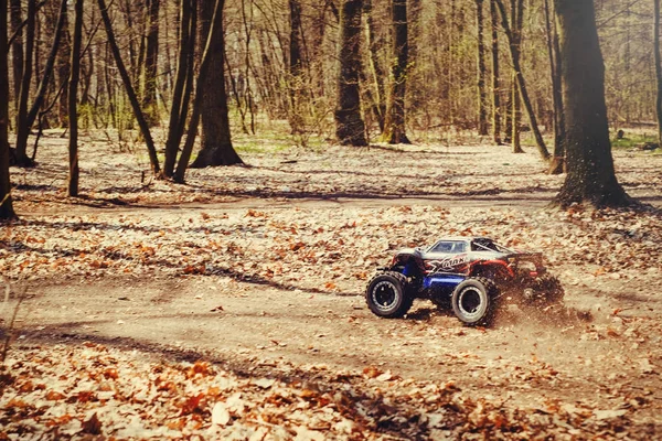 Voiture bashing sur la piste modèles radio-commandés volant avec un tremplin dans la nature, passe-temps et loisirs — Photo