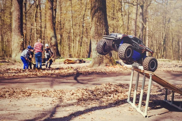 Car bashing on the track radio-controlled models flying with a springboard in nature, hobbies and leisure — Stock Photo, Image