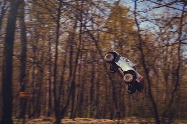 Voiture bashing sur la piste modèles radio-commandés volant avec un tremplin dans la nature, passe-temps et loisirs — Photo