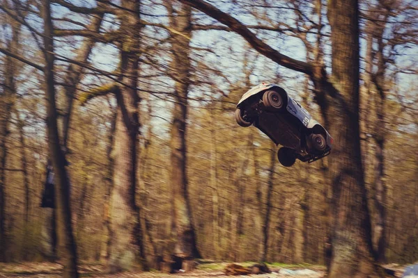 Coche golpeando en la pista de radio-controlado modelos volando con un trampolín en la naturaleza, pasatiempos y ocio — Foto de Stock