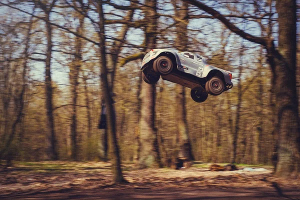 Walnąć samochód na torze modeli radiosterowanych latanie z odskocznię w natura, hobby i rozrywka — Zdjęcie stockowe