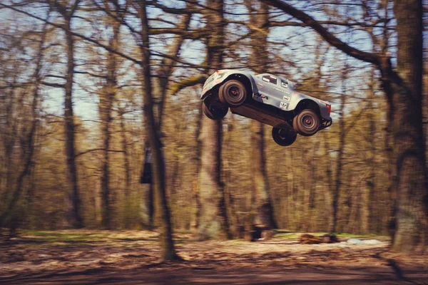 Voiture bashing sur la piste modèles radio-commandés volant avec un tremplin dans la nature, passe-temps et loisirs — Photo