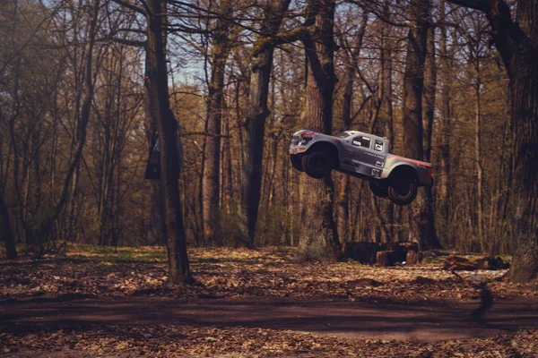 Walnąć samochód na torze modeli radiosterowanych latanie z odskocznię w natura, hobby i rozrywka — Zdjęcie stockowe