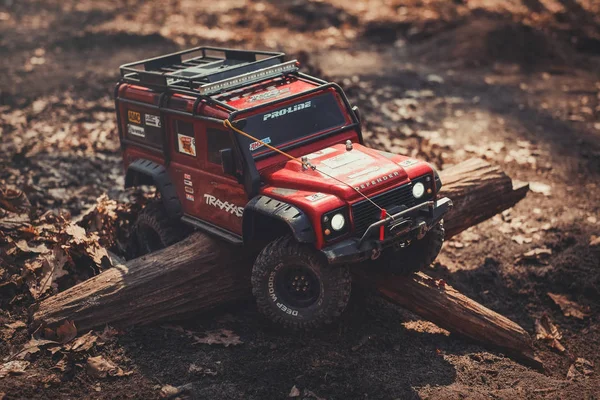 Modelo controlado por radio de un coche todoterreno, trofeo que cruza la situación de la carretera, aficiones y ocio — Foto de Stock