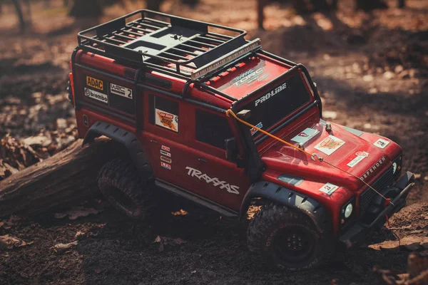 Modelo controlado por radio de un coche todoterreno, trofeo que cruza la situación de la carretera, aficiones y ocio — Foto de Stock