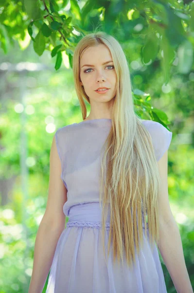 迷人的温和的年轻女孩与金发儿歌头发和自然化妆在紫色礼服户外, 柔情和柔软的自然背景 — 图库照片