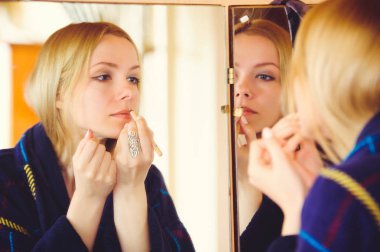 mavi elbise, evde, basit ev resim güzel portre sevimli sarışın kadının ev, dokunaklı yüz makyaj yapması giymiş